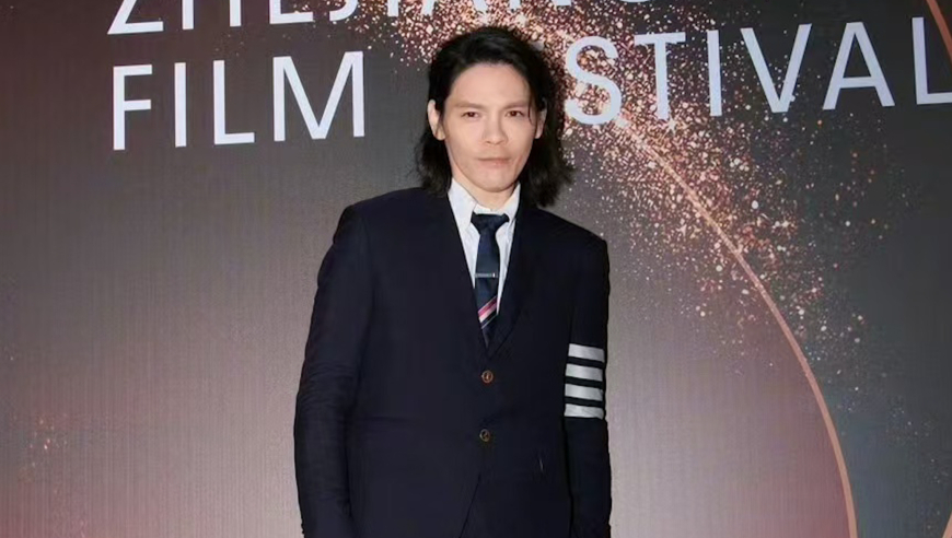 向佐红毯再现摸鼻梁招牌动作，日常故事中的温馨瞬间