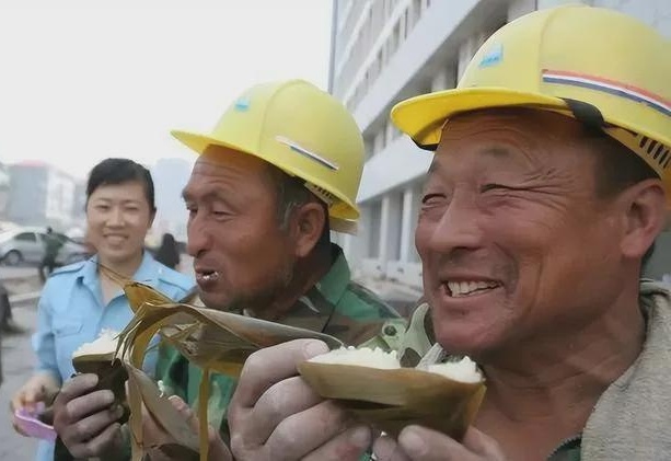 中国城镇老人收入远超农村，科技如何重塑退休生活的差异与未来