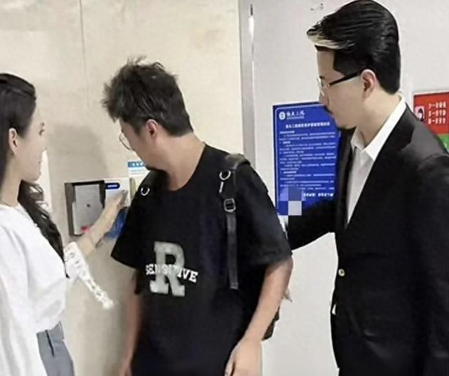 网红善举点燃希望之光，燃气爆炸阴霾中的励志故事，30万善款背后的力量与希望