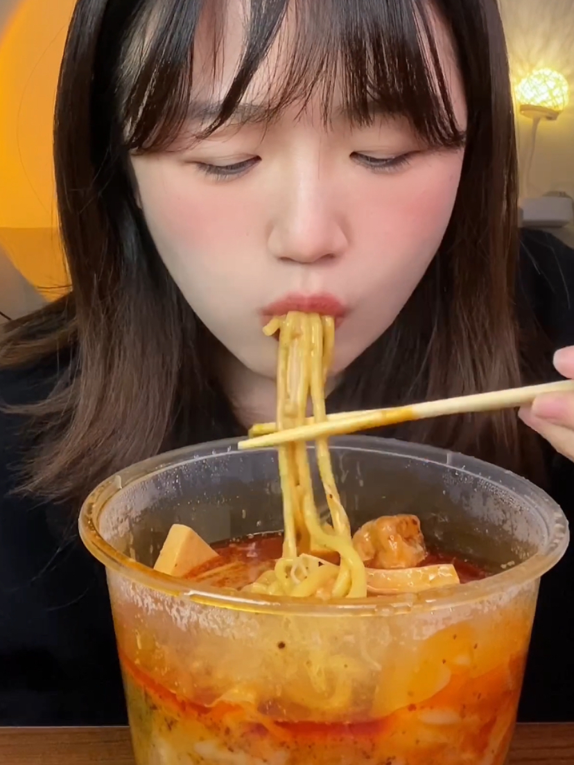 百万粉丝网红麻辣烫遭封禁，小巷美食秘境曝光引发关注热议