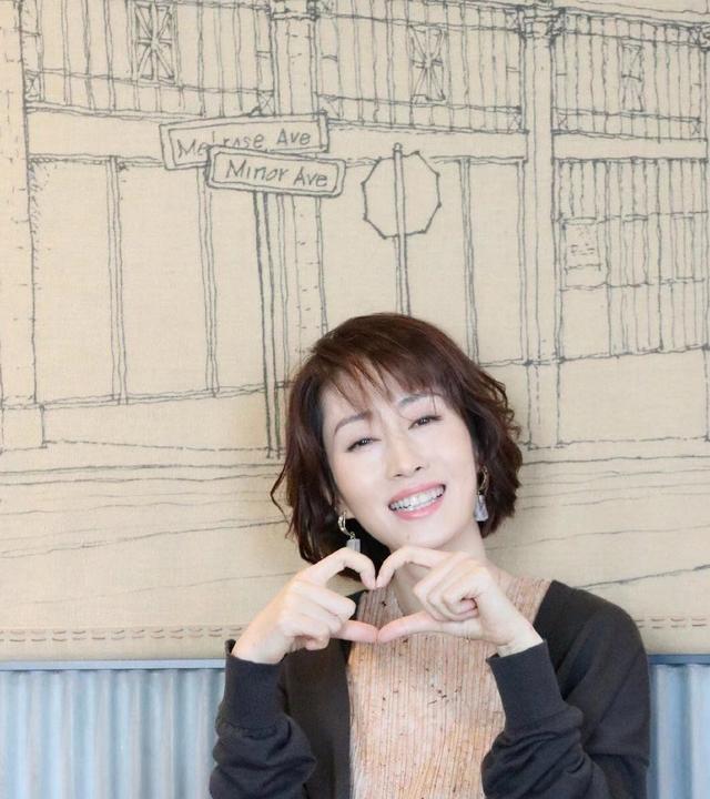 女性短发最新流行趋势，多样时尚潮流展现的发型风采