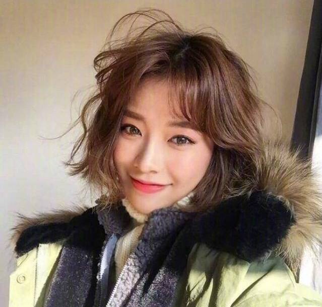 女生最新流行发型，背后的故事与温馨纽带