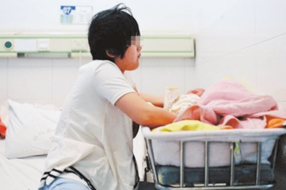 19岁女孩清晨起床卖烤牌走红，励志故事与家庭情感的传递