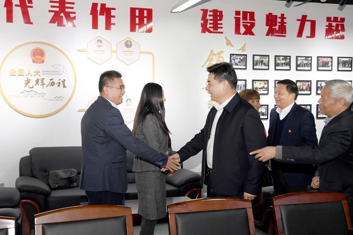 温馨小城趣事与友情纽带，最新新闻日常报道
