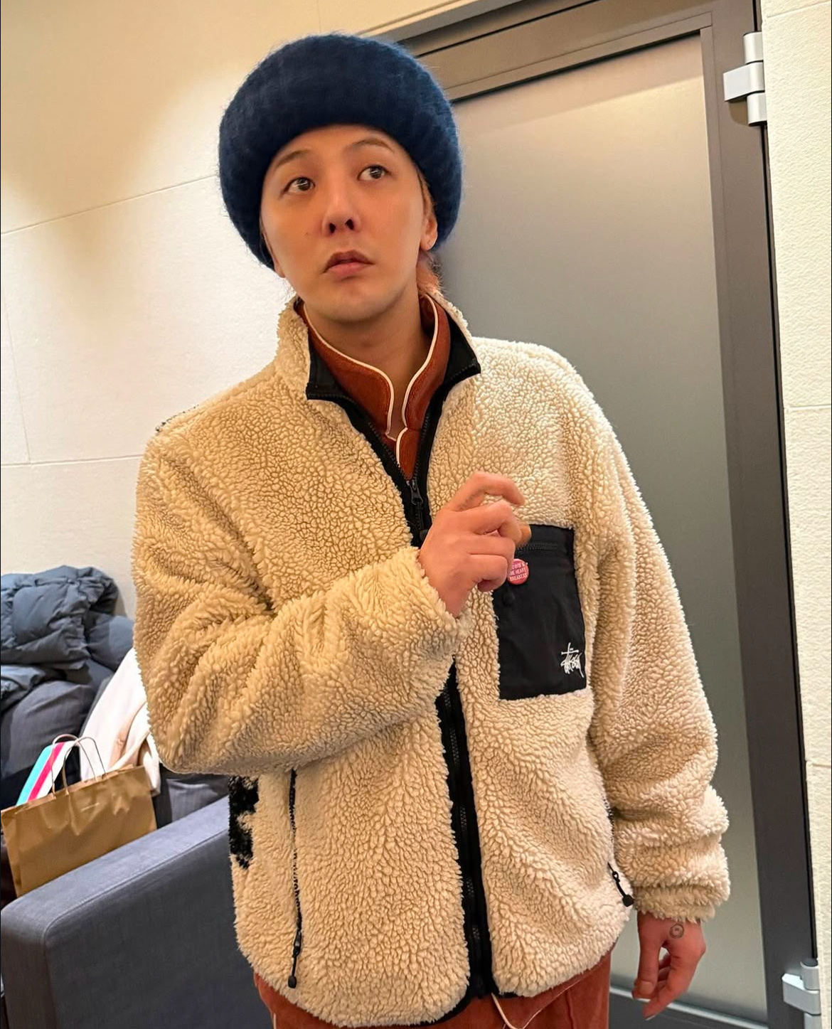 权志龙最新Ins照片曝光，小巷特色小店揭秘