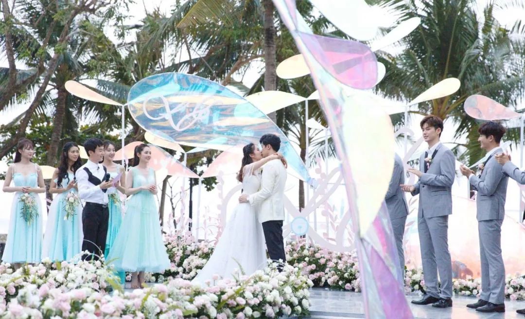 科技新品重塑梦幻婚礼体验，明星婚纱时尚潮流引领风尚潮流