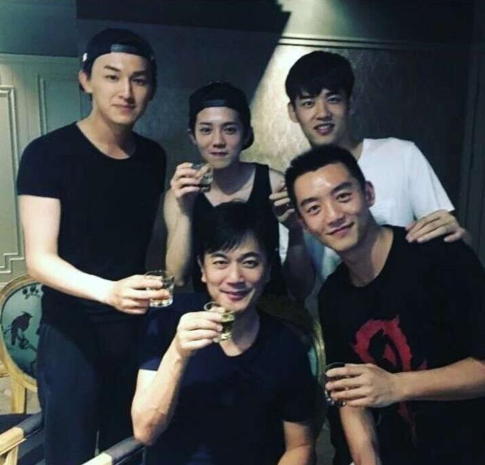 吴亦凡赵丽颖最新消息揭秘，小巷美食秘境探秘之旅